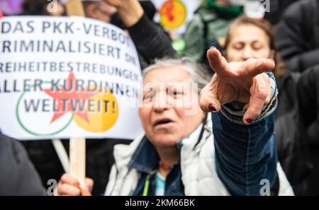 Berlin, Deutschland. 26.. November 2022. Teilnehmer der Demonstration zur Aufhebung des PKK-Bannstands am Hermannplatz. Kredit: Paul Zinken/dpa/Alamy Live News Stockfoto