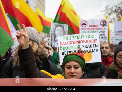 Berlin, Deutschland. 26.. November 2022. Teilnehmer der Demonstration zur Aufhebung des PKK-Bannstands am Hermannplatz. Kredit: Paul Zinken/dpa/Alamy Live News Stockfoto