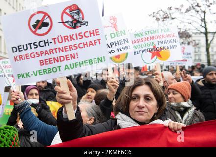 Berlin, Deutschland. 26.. November 2022. Teilnehmer der Demonstration zur Aufhebung des PKK-Bannstands am Hermannplatz. Kredit: Paul Zinken/dpa/Alamy Live News Stockfoto