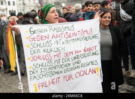Berlin, Deutschland. 26.. November 2022. Teilnehmer der Demonstration zur Aufhebung des PKK-Bannstands am Hermannplatz. Kredit: Paul Zinken/dpa/Alamy Live News Stockfoto