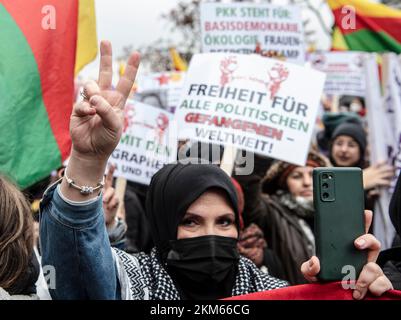 Berlin, Deutschland. 26.. November 2022. Teilnehmer der Demonstration zur Aufhebung des PKK-Bannstands am Hermannplatz. Kredit: Paul Zinken/dpa/Alamy Live News Stockfoto