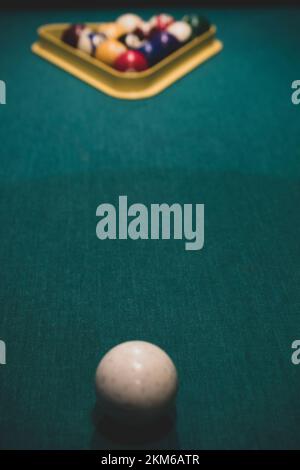 Blick auf Ballards Bälle mit einem Einsatzball und einem grünen, mit Baize bedeckten Tisch. Stockfoto