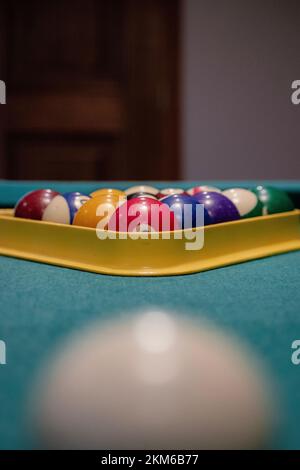 Blick auf Ballards Bälle mit einem Einsatzball und einem grünen, mit Baize bedeckten Tisch. Stockfoto