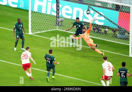 Der polnische Piotr Zielinski erzielt während des Spiels der Gruppe C der FIFA-Weltmeisterschaft im Education City Stadium in Doha, Katar, das erste Tor seiner Seite des Spiels. Foto: Samstag, 26. November 2022. Stockfoto