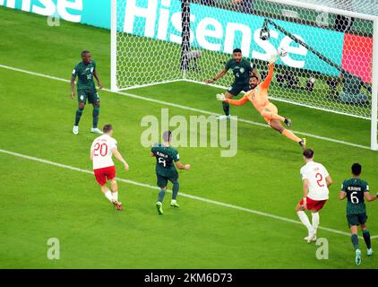 Der polnische Piotr Zielinski erzielt während des Spiels der Gruppe C der FIFA-Weltmeisterschaft im Education City Stadium in Doha, Katar, das erste Tor seiner Seite des Spiels. Foto: Samstag, 26. November 2022. Stockfoto