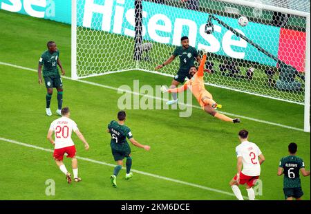 Der polnische Piotr Zielinski erzielt während des Spiels der Gruppe C der FIFA-Weltmeisterschaft im Education City Stadium in Doha, Katar, das erste Tor seiner Seite des Spiels. Foto: Samstag, 26. November 2022. Stockfoto