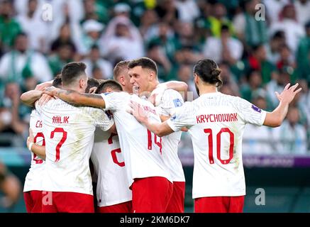 Die polnischen Spieler feiern, nachdem der Teamkollege Piotr Zielinski während des Spiels der FIFA-Weltmeisterschaft Gruppe C im Education City Stadium in Doha, Katar, das erste Tor seiner Seite erzielt hat. Foto: Samstag, 26. November 2022. Stockfoto