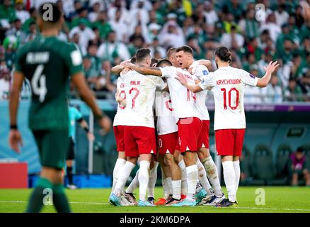 Die polnischen Spieler feiern, nachdem der Teamkollege Piotr Zielinski während des Spiels der FIFA-Weltmeisterschaft Gruppe C im Education City Stadium in Doha, Katar, das erste Tor seiner Seite erzielt hat. Foto: Samstag, 26. November 2022. Stockfoto