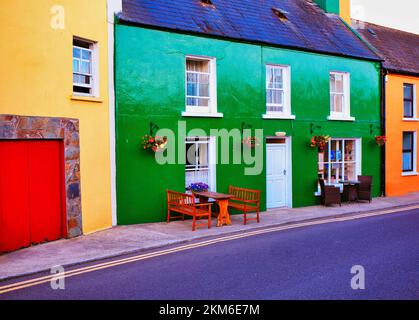 Lebhafte helle Häuser im Dorf Eyeries, Beara Halbinsel, County Cork, Irland Stockfoto