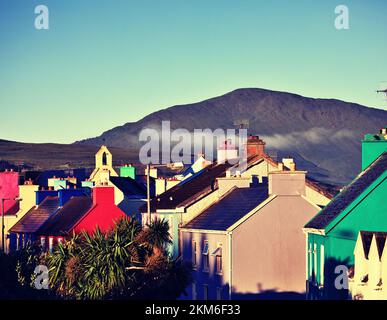 Neblige Sommerdämmerung mit Blick auf den Maulin Mountain im farbenfrohen Dorf Eyeries, Beara Peninsula, County Cork, Irland Stockfoto