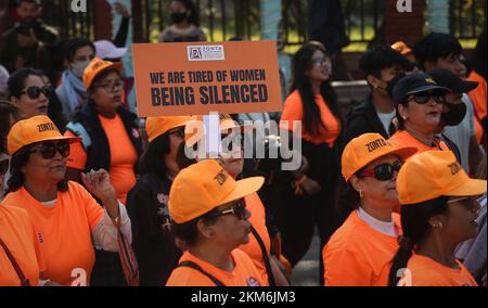 Kathmandu, Bagmati, Nepal. 26.. November 2022. Am Walkathon, der vom Zonta Club in Kathmandu organisiert wurde, um den Aktivismus zur Beendigung der Gewalt gegen Frauen und Mädchen am 26. November 2022 in Kathmandu, Nepal, zu fördern, nehmen Menschen Teil. Die Veranstaltung fiel zeitlich mit den 16 Tagen des Aktivismus der Vereinten Nationen gegen geschlechtsspezifische Gewalt vom 25. November bis 10. Dezember 2022 zusammen. Dieses Jahr feiern die Vereinten Nationen die 16 Tage unter dem Motto „UNITE! Aktivism to end violence against Women and girls' (Kredit-Image: © Sunil Sharma/ZUMA Press Wire) Kredit: ZUMA Press, Inc./Alamy Live News Stockfoto