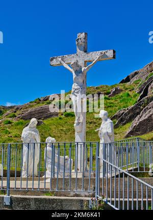 Calvary Skulpturengruppe Christ on Cross auf dem Wild Atlantic Way, Healy Pass, Caha Mountains, Beara Halbinsel, County Cork, Irland Stockfoto