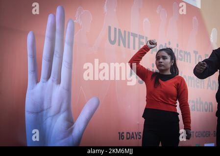 Kathmandu, Bagmati, Nepal. 26.. November 2022. Ein Künstler tritt in einem Drama auf, das nach dem vom Zonta Club von Kathmandu organisierten Walkathon organisiert wurde, um den Aktivismus zur Beendigung der Gewalt gegen Frauen und Mädchen am 26. November 2022 in Kathmandu, Nepal, zu fördern. Die Veranstaltung fiel zeitlich mit den 16 Tagen des Aktivismus der Vereinten Nationen gegen geschlechtsspezifische Gewalt vom 25. November bis 10. Dezember 2022 zusammen. Dieses Jahr feiern die Vereinten Nationen die 16 Tage unter dem Motto „UNITE! Aktivism to end violence against Women and girls' (Kredit-Image: © Sunil Sharma/ZUMA Press Wire) Kredit: ZUMA Press, Inc./Alamy Live News Stockfoto