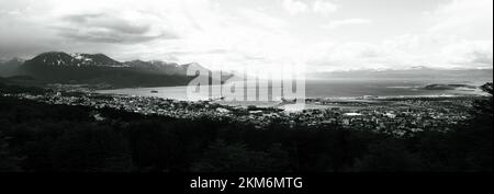 Blick auf die Berge rund um die Stadt Ushuaia, die in den Hafen fließt. Stockfoto