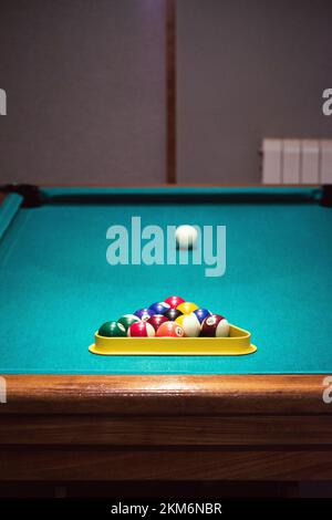 Blick auf Ballards Bälle mit einem Einsatzball und einem grünen, mit Baize bedeckten Tisch. Stockfoto