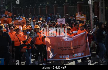 Kathmandu, Bagmati, Nepal. 26.. November 2022. Am Walkathon, der vom Zonta Club in Kathmandu organisiert wurde, um den Aktivismus zur Beendigung der Gewalt gegen Frauen und Mädchen am 26. November 2022 in Kathmandu, Nepal, zu fördern, nehmen Menschen Teil. Die Veranstaltung fiel zeitlich mit den 16 Tagen des Aktivismus der Vereinten Nationen gegen geschlechtsspezifische Gewalt vom 25. November bis 10. Dezember 2022 zusammen. Dieses Jahr feiern die Vereinten Nationen die 16 Tage unter dem Motto „UNITE! Aktivism to end violence against Women and girls' (Kredit-Image: © Sunil Sharma/ZUMA Press Wire) Kredit: ZUMA Press, Inc./Alamy Live News Stockfoto