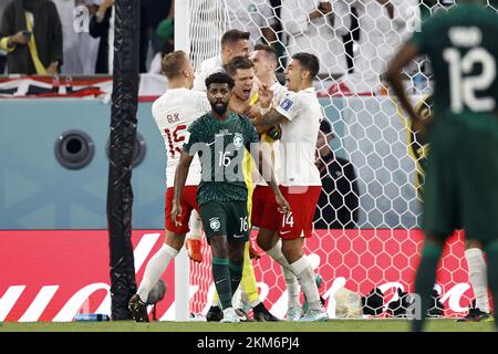 Katar. 26.. November 2022. DOHA - (LR) Polen Torhüter Wojciech Szczesny verhängt Strafe gegen Salem Al-Dawsari (Saudi-Arabien), Kamil Glik (Polen) und Sami Al Najei (Saudi-Arabien) während des FIFA-Weltmeisterschaftsspiels Katar 2022 Gruppe C zwischen Polen und Saudi-Arabien im Education City Stadium am 26. November; 2022 in Doha, Katar. AP | niederländische Höhe | MAURICE OF STONE Credit: ANP/Alamy Live News Stockfoto