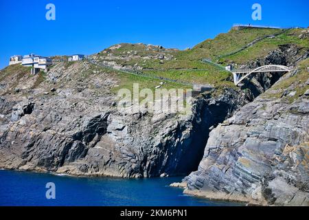 Fußgängerbrücke aus Stahlbeton über eine dramatische Meeresschlucht, die Cloghane Island mit dem Festland verbindet, Mizen Head Peninsula, County Cork, Irland Stockfoto