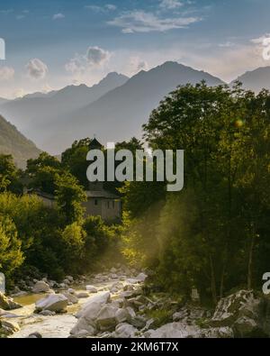 Wunderschöner Blick über das Chiavenna-Tal in der Provinz Sondrio, Italien - Sonnenuntergang über den alpen Stockfoto