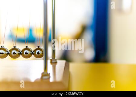 Nahaufnahme eines Pendels mit unscharfem Hintergrund Stockfoto