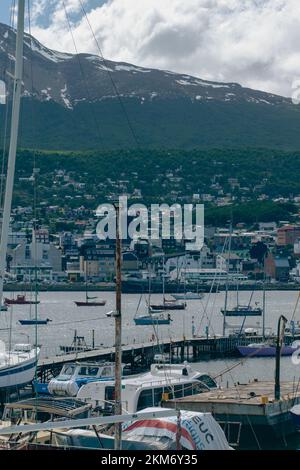 Blick auf die Martial Mountains und die Stadt Ushuaia, Argentinien. Das Bild wurde vom Beagle-Kanal aufgenommen. Stockfoto