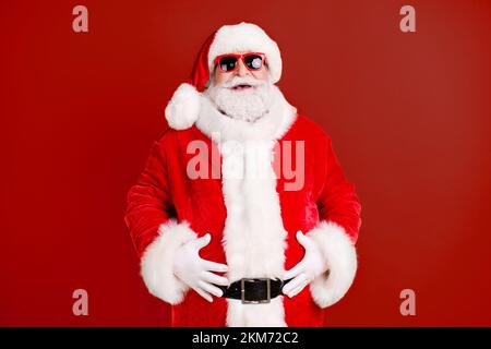 Portrait von seinem er nett lustig froh fröhlich fröhlich weißhaarig Santa großen Bauch Bauch Bauch Bauch lachen ho-ho Spaß isoliert Strahlender, lebendiger Glanz Stockfoto