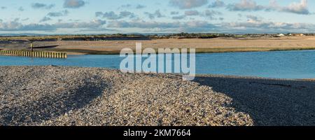 Blick auf das Meer und Stein in Pagham, West Sussex, Großbritannien Stockfoto