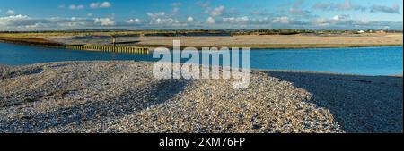 Blick auf das Meer und Stein in Pagham, West Sussex, Großbritannien Stockfoto