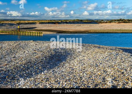 Blick auf das Meer und Stein in Pagham, West Sussex, Großbritannien Stockfoto