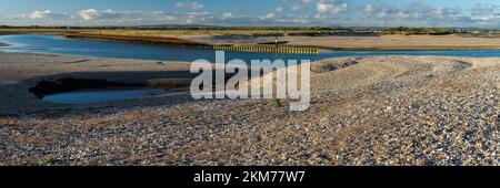 Blick auf das Meer und Stein in Pagham, West Sussex, Großbritannien Stockfoto