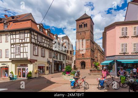 Saverne (Zabern, Zawere): Romanischer Westturm der Kirche „Eglise-Notre-Dame-de-la-Nativité“ im Elsass, Bas-Rhin (Unterelsass), Frankreich Stockfoto