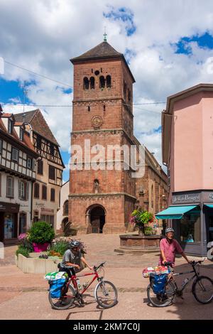 Saverne (Zabern, Zawere): Romanischer Westturm der Kirche „Eglise-Notre-Dame-de-la-Nativité“ im Elsass, Bas-Rhin (Unterelsass), Frankreich Stockfoto