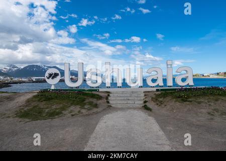 Blick auf den Ozean hinter dem Ushuaia-Schild in Argentinien. Stockfoto