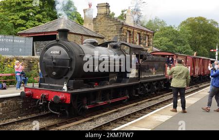 LNER Klasse J27 Nr. 65894 kommt mit einem Güterzug am Bahnhof Goathland an. (Siehe Hinweis). Stockfoto