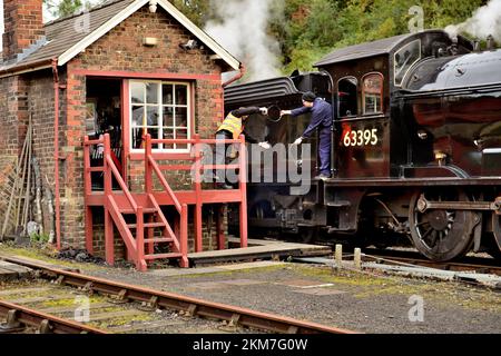 Austausch der Token für eine Linie am Bahnhof Goathland der North Yorkshire Moors Railway. Stockfoto