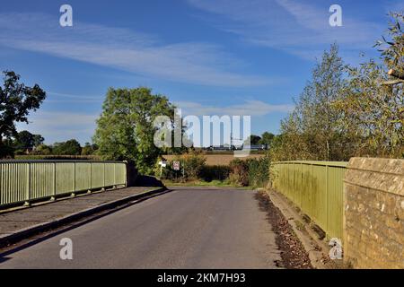 Die Avon-Brücke in Kellaways, Teil des Maud Heath's Causeway, wenn ein Intercity Express im Hintergrund vorbeifährt. Stockfoto