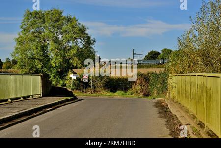 Die Avon-Brücke in Kellaways, Teil des Maud Heath's Causeway, wenn ein Intercity Express im Hintergrund vorbeifährt. Stockfoto