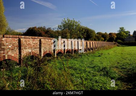 Maud Heath's Causeway in Kellaways, Wiltshire, über der Flutebene des Flusses Avon. Stockfoto