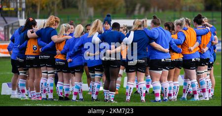 Gloucester, Großbritannien. 26.. November 2022. Gloucester, England, November 26. 2022: Bristol Bears Spieler treffen sich vor dem Allianz Premier 15s Rugby-Spiel zwischen Gloucester-Hartpury und Bristol Bears in der ALPAS Arena in Gloucester, England. (James Whitehead/SPP) Kredit: SPP Sport Press Photo. Alamy Live News Stockfoto