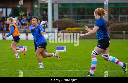 Gloucester, Großbritannien. 26.. November 2022. Gloucester, England, November 26. 2022: Bristol Bears Spieler wärmen sich vor dem Allianz Premier 15s Rugby-Spiel zwischen Gloucester-Hartpury und Bristol Bears in der ALPAS Arena in Gloucester, England, auf. (James Whitehead/SPP) Kredit: SPP Sport Press Photo. Alamy Live News Stockfoto