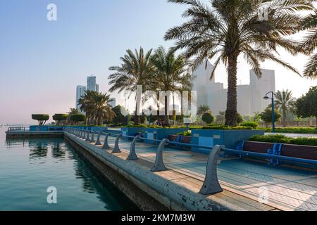 Skyline von Abu Dhabi ab Corniche. Abu Dhabi, moderne Wolkenkratzer und Wahrzeichen. Promenade in Abu Dhabi. Vereinigte Arabische Emirate, Naher Osten. Stockfoto