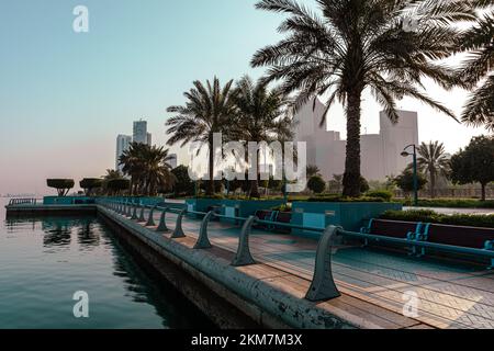 Skyline von Abu Dhabi ab Corniche. Abu Dhabi, moderne Wolkenkratzer und Wahrzeichen. Promenade in Abu Dhabi. Vereinigte Arabische Emirate, Naher Osten. Stockfoto