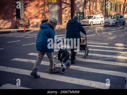 Ein älteres Paar überquert am Samstag, den 19. November 2022, eine Kreuzung in Greenwich Village in New York. (© Richard B. Levine) Stockfoto