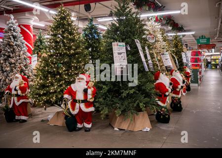 Weihnachtsmann-Figuren bewachen die Weihnachtsbäume und Dekorationen in einem Home Depot-Geschäft in Chelsea in New York am Samstag, den 19. November 2022. Nur 36 weitere Einkaufstage bis Weihnachten. (© Richard B. Levine) Stockfoto