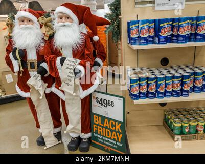 Santa Claus Figuren bewachen die Ajax Cleanser Ausstellung in einem Home Depot Store in Chelsea in New York am Samstag, den 19. November 2022. Nur 36 weitere Einkaufstage bis Weihnachten. (© Richard B. Levine) Stockfoto