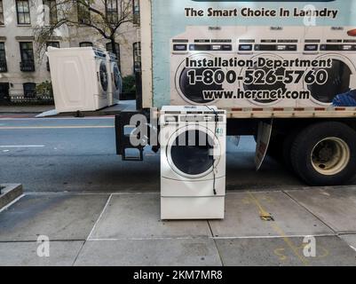 Eine Lieferung von Waschmaschinen der Marke Maytag an ein Apartmenthaus in New York am Donnerstag, den 17. November 2022. (© Richard B. Levine) Stockfoto