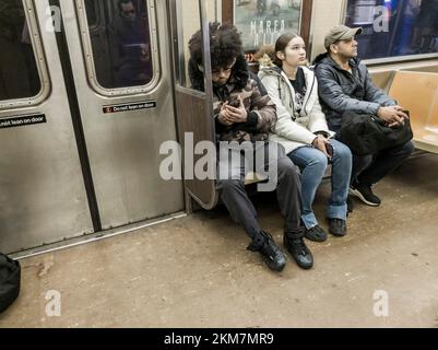 Wochenende mit der U-Bahn in New York am Sonntag, den 20. November 2022. (© Richard B. Levine) Stockfoto