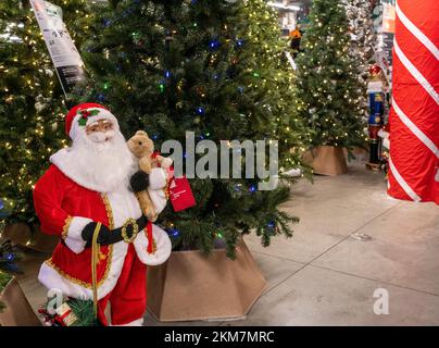 Weihnachtsmann-Figuren bewachen die Weihnachtsbäume und Dekorationen in einem Home Depot-Geschäft in Chelsea in New York am Samstag, den 19. November 2022. Nur 36 weitere Einkaufstage bis Weihnachten. (© Richard B. Levine) Stockfoto