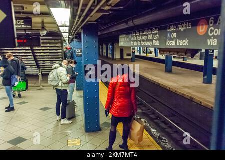 Wochenende mit der U-Bahn in New York am Sonntag, den 20. November 2022. (© Richard B. Levine) Stockfoto