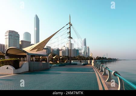 Skyline von Abu Dhabi ab Corniche. Abu Dhabi, moderne Wolkenkratzer und Wahrzeichen. Promenade in Abu Dhabi. Vereinigte Arabische Emirate, Naher Osten. Stockfoto